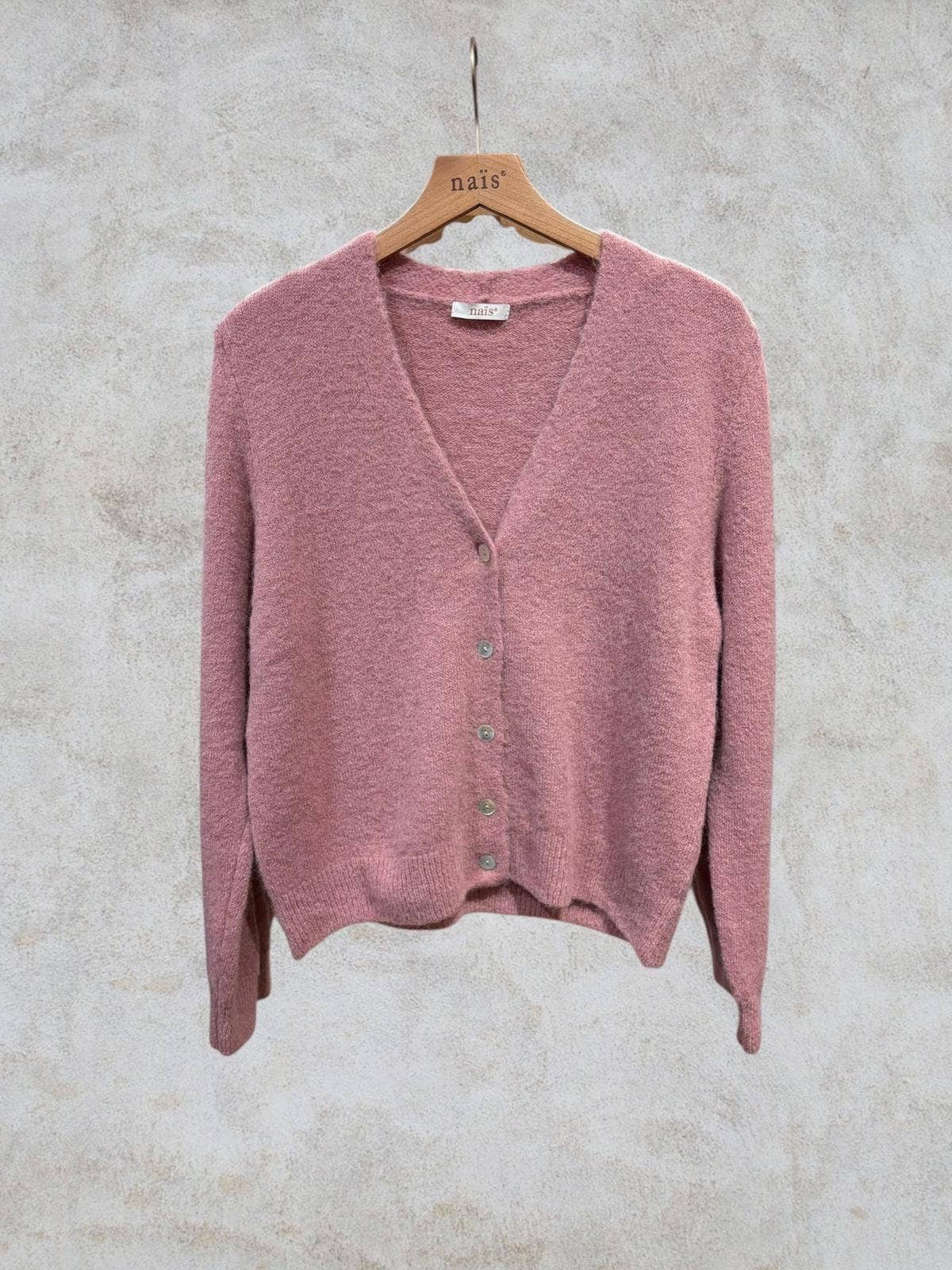 NAÏS PARIS – Engroshandel Cardigan - Dame – Kort v-hals cardigan med knapper i superfin alpaka15