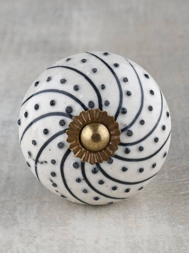 Bouton d'armoire de cuisine rond en céramique blanc cassé fait main avec design noir pour la vente par KNOBCO