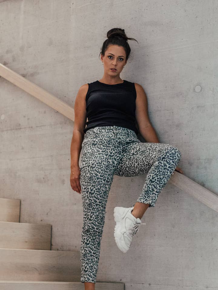 Byxor Merle TUBE med leopardmönster i grått för wholesale av Glücksstern