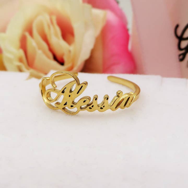 Anello con nome personalizzato ❤️ in acciaio inossidabile regolabile per la vendita all'ingrosso da parte di Daemon srls