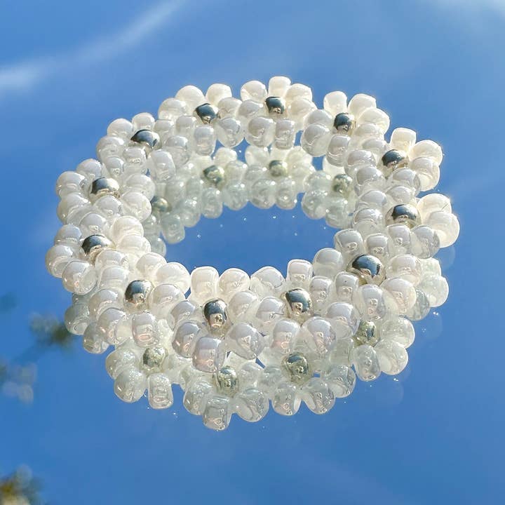 Anel de flores "Lilly" de missangas em branco-prata por atacado de cool people club