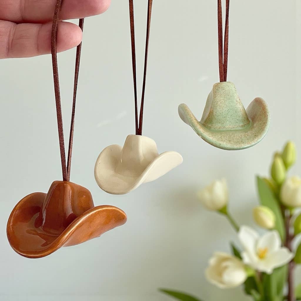 Mudpuppy Ceramic Studio – wholesale Prydnad – Keramisk cowboyhattprydnad — sadelbrun4