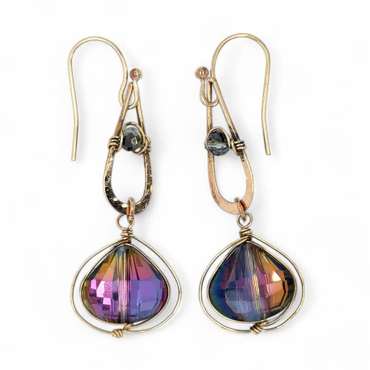 Boucles d'oreilles en cristal fuchsia E83256 pour la vente par Art by any Means Jewelry