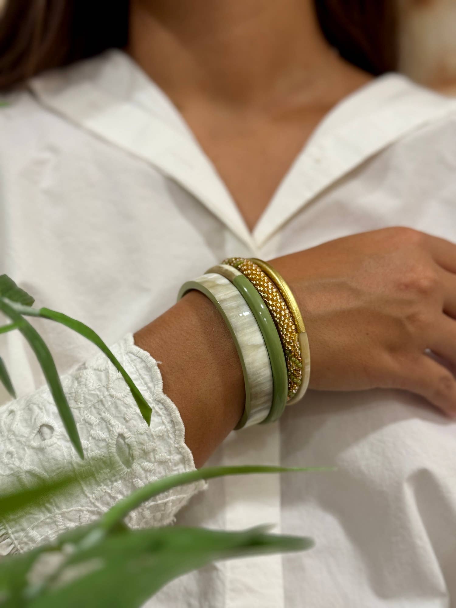 MAISON KIZO - Wholesale Bangle Bracelet - Lacquered buffalo horn bangle Width 1 cm Khaki2