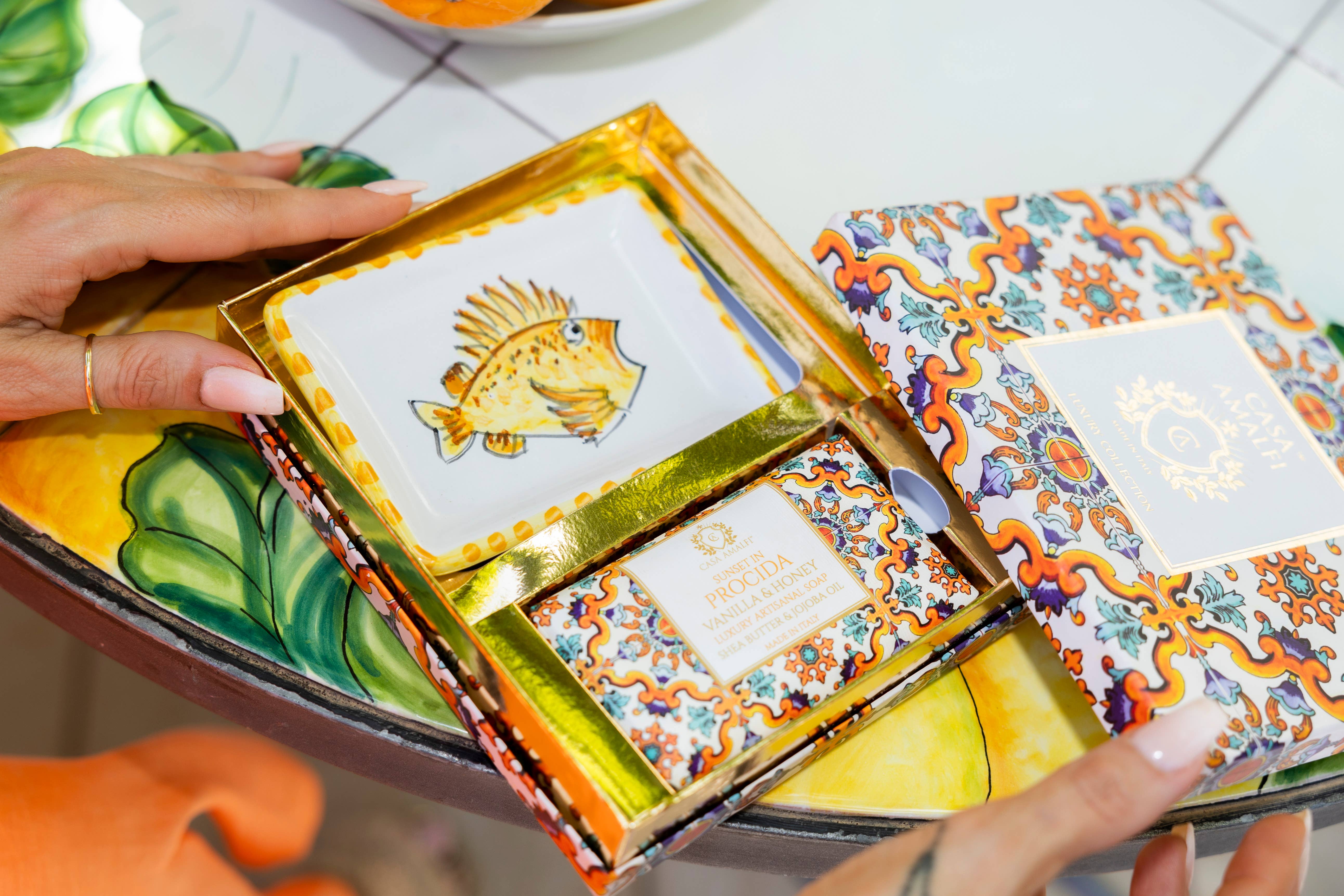 Casa Amalfi – Großhandel Geschenkboxen – Geschenkbox Sunset in Procida mit Körperseife und handbemaltem Keramikseifenschälchen3