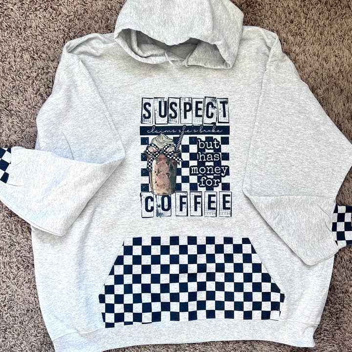 La suspecte affirme qu'elle est fauchée mais porte un sweat à capuche de café. pour la vente par Henry and Hannah