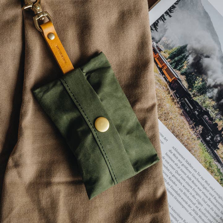 BAND&ROLL – Großhandel Kotbeutelspender – Leichter Hunde-Kotbeutelhalter aus gewachstem Canvas mit Lederapplikationen13