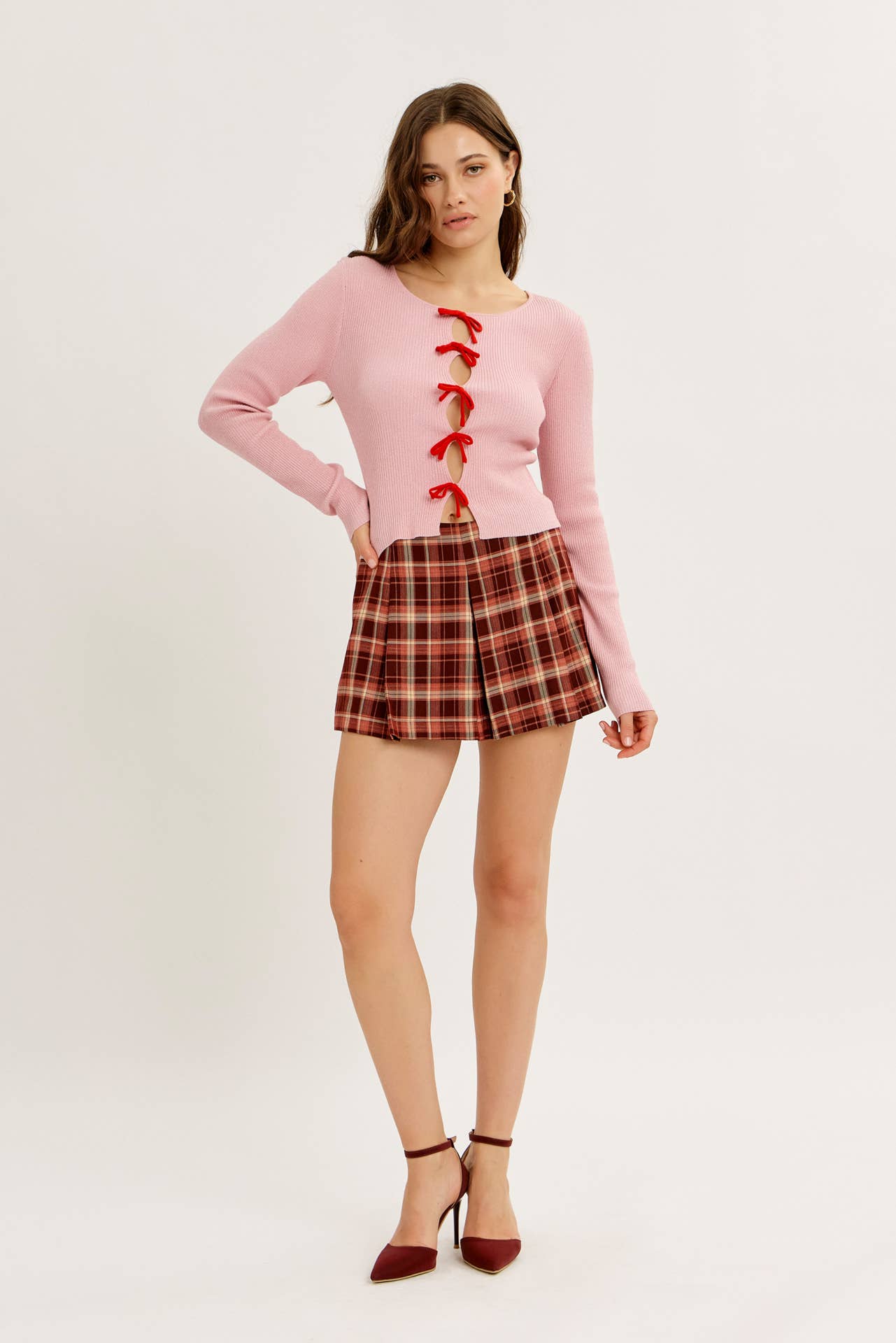 idem ditto – Großhandel Strickpullover – Damen – BOLD STATEMENT METALLIC STRICKPULLOVER MIT SCHLEIFEN5