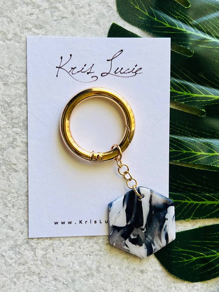 Porte-clés hexagonal mélange noir et blanc pour la vente par Kris Lucie
