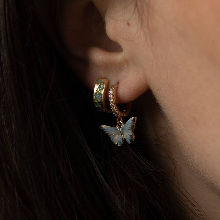 Fable England - Vente Petits anneaux - Boucles d'oreilles Huggie en forme de papillon bleu FABLE en émail