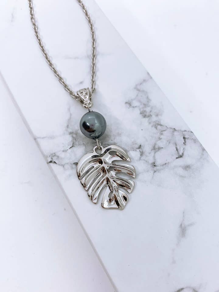 Small Monstera: Hamilton zilveren ketting met schelpparels voor wholesale door Anela's Jewelry