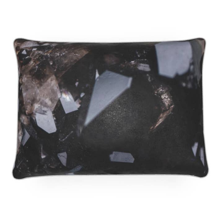 Coussin en velours pour canapé rectangulaire luxueux Crystal Therapy, quartz noir pour la vente par MizDragonfly