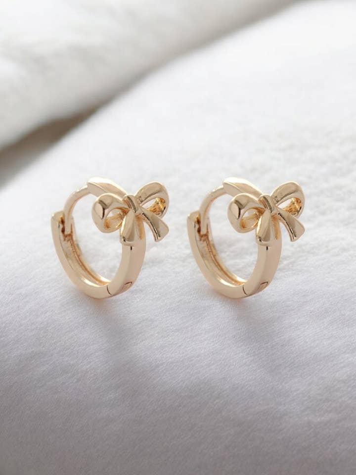 Orecchini a cerchio abbraccio con fiocco per la vendita all'ingrosso da parte di Twig & Rue boutique