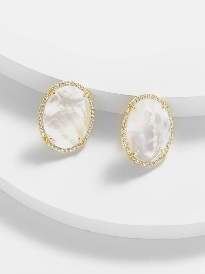 Amanda Boucles d'oreilles à tige en nacre ovale pour la vente par Kosa Jewels