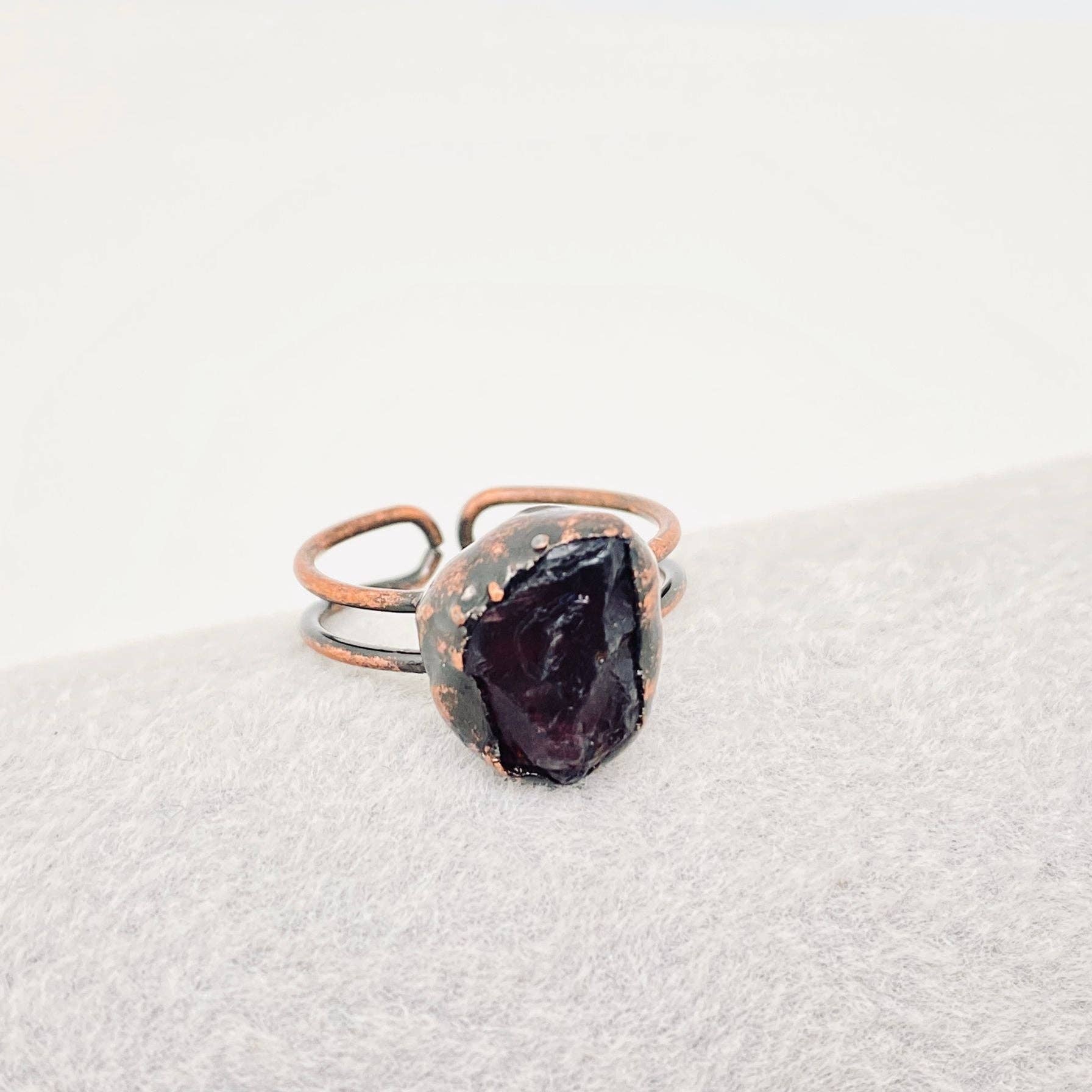 Mio Queena – wholesale Solitairering – Justerbar ring av amorf stenkristall i flera stilar - CS0