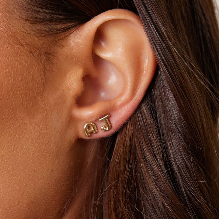 Gelbgold Bubble Letter Mini Ohrstecker mit Buchstaben aus 18K Goldstahl für den Großhandel auf Faire1