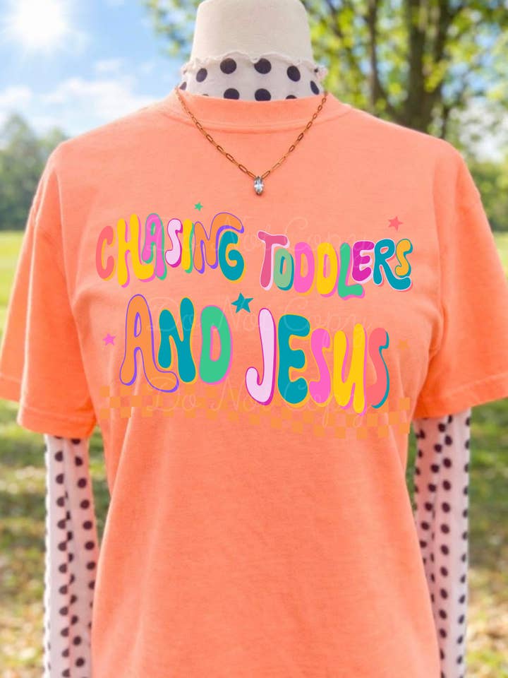 Maglietta "Inseguendo Bambini e Gesù" per la vendita all'ingrosso da parte di Downtown Darling Wholesale