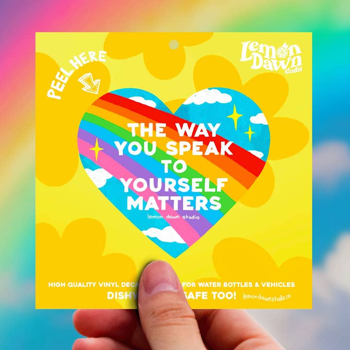 L'adesivo in vinile "Il modo in cui parli a te stesso conta" per la vendita all'ingrosso da parte di Lemon Dawn Studio