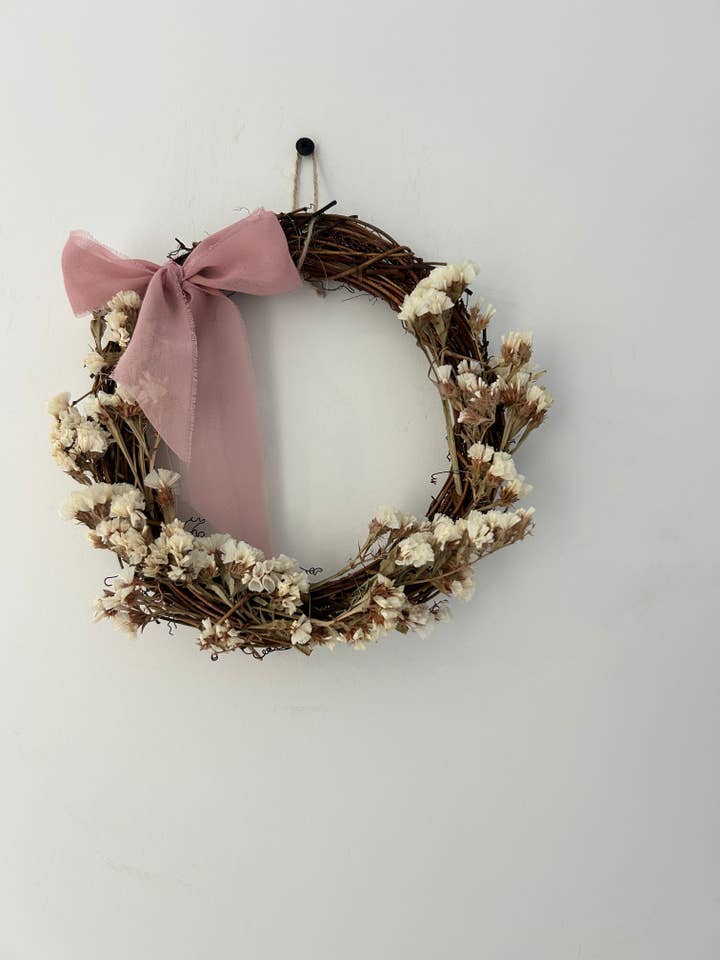 Couronne ‘Rosa’ avec statice blanc et nœud rose 20 cm pour la vente par Cotswolds Willow Wreaths