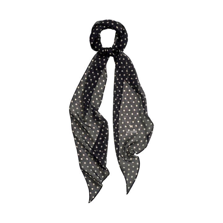 Foulard en soie chiffon "Voile de Pétale" - Noir pour la vente par Lost Pattern NYC