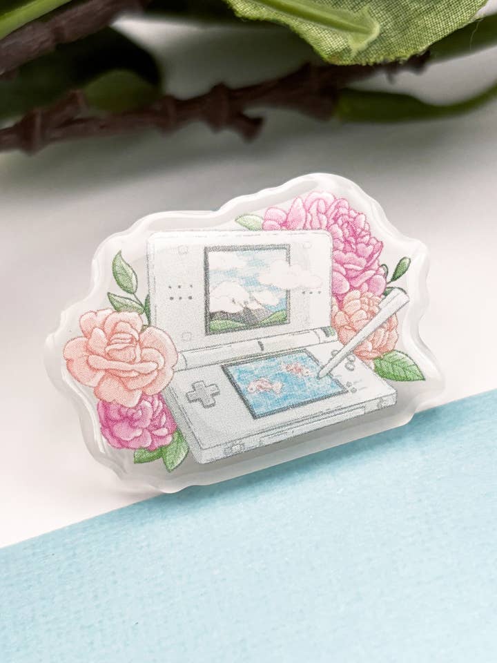 Épinglette en acrylique pour Nintendo DS | Épinglette florale pour console de jeu vidéo pour la vente par Sarah May Arts