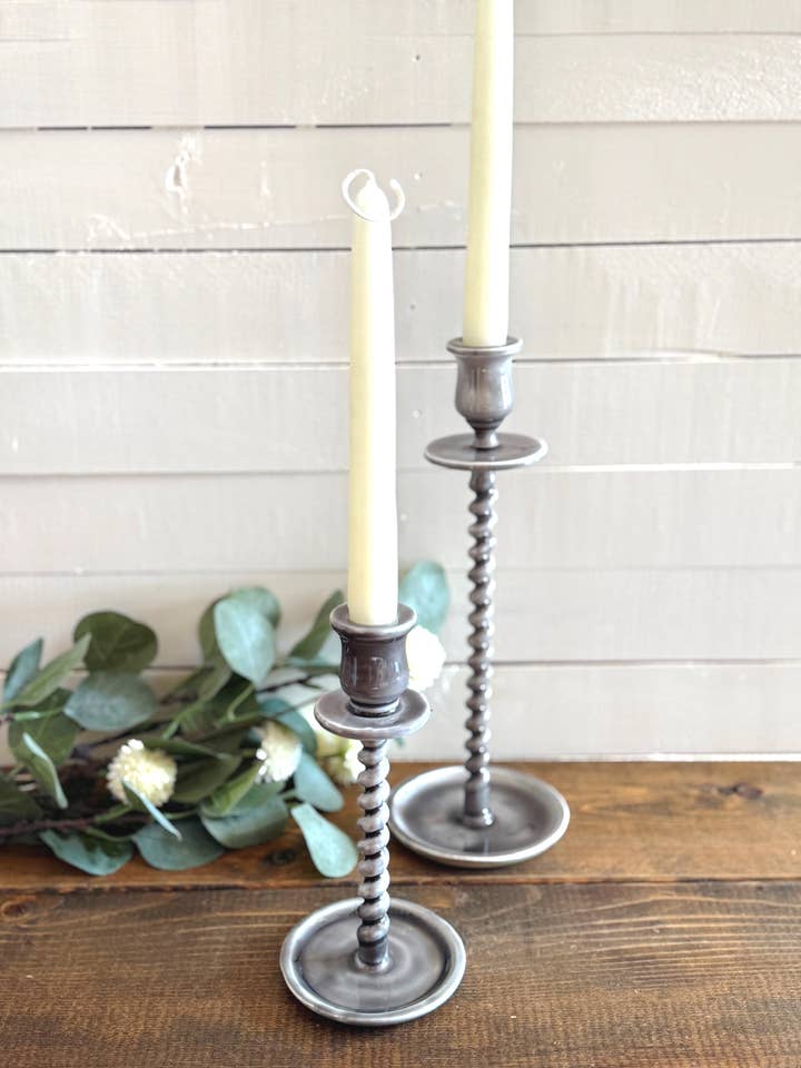 Portacandele conico a cavatappi grigio piccolo per la vendita all'ingrosso da parte di Made Market Co.