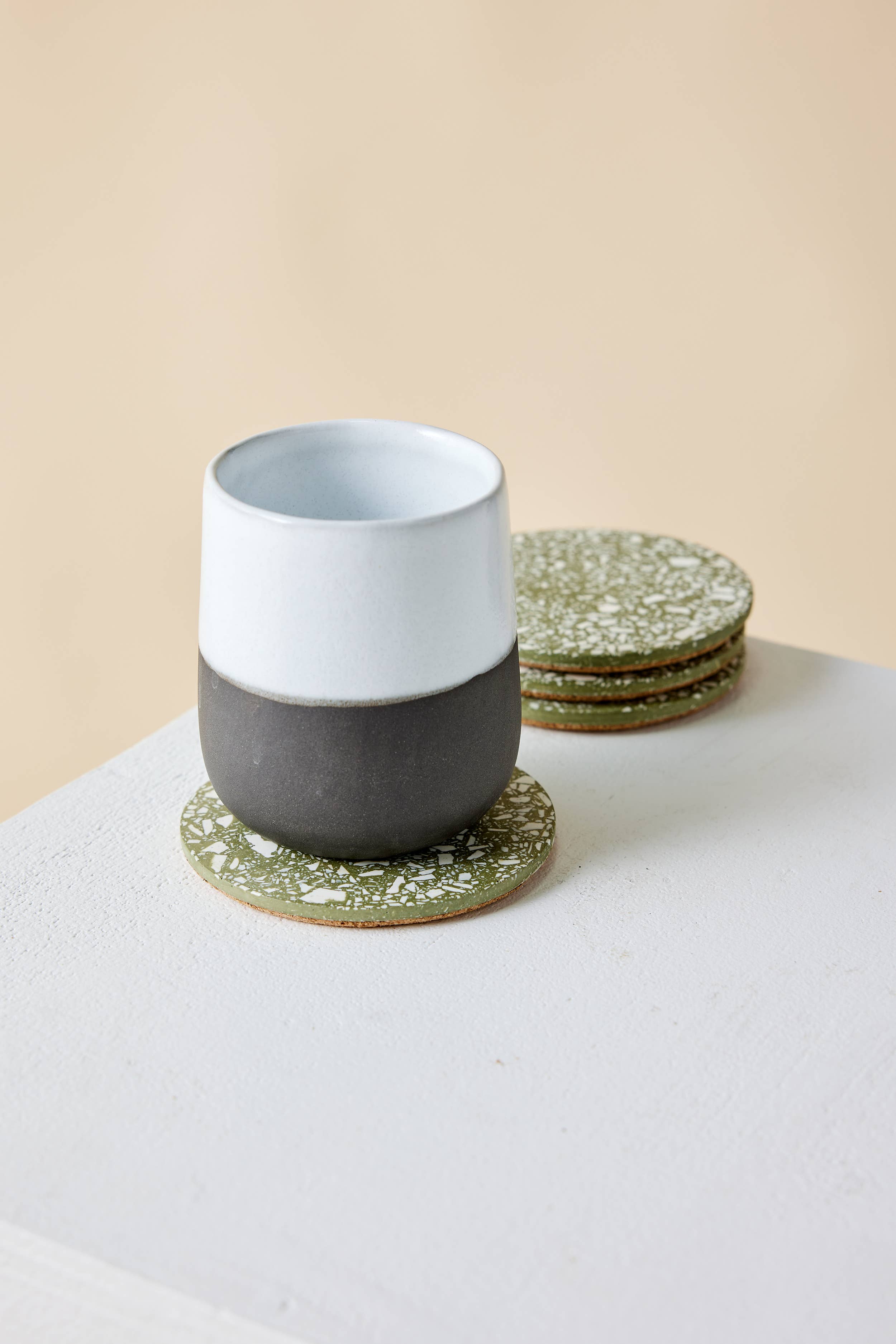 kanju Interiors - Vente Sous-verre - Ensemble de 4 sous-verres en terrazzo olive et blanc1