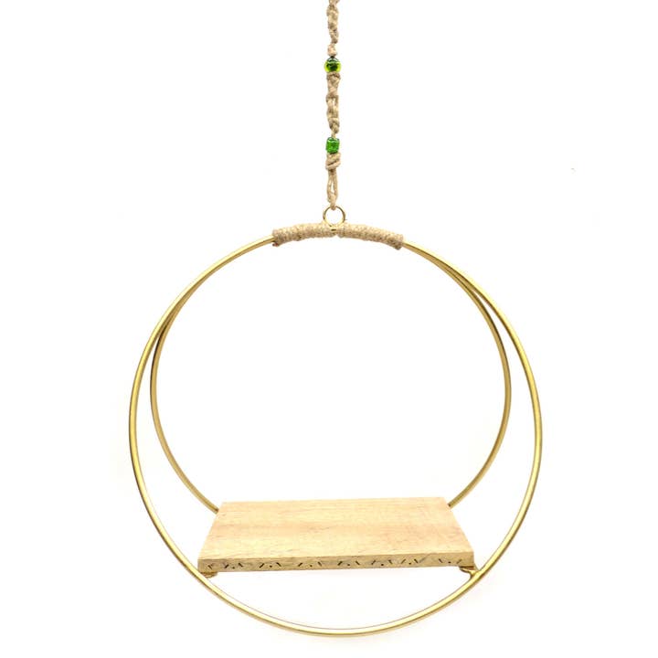 Mensola sospesa per piante naturale con cornici dorate e decorazioni in juta per la vendita all'ingrosso da parte di Mira Fair Trade