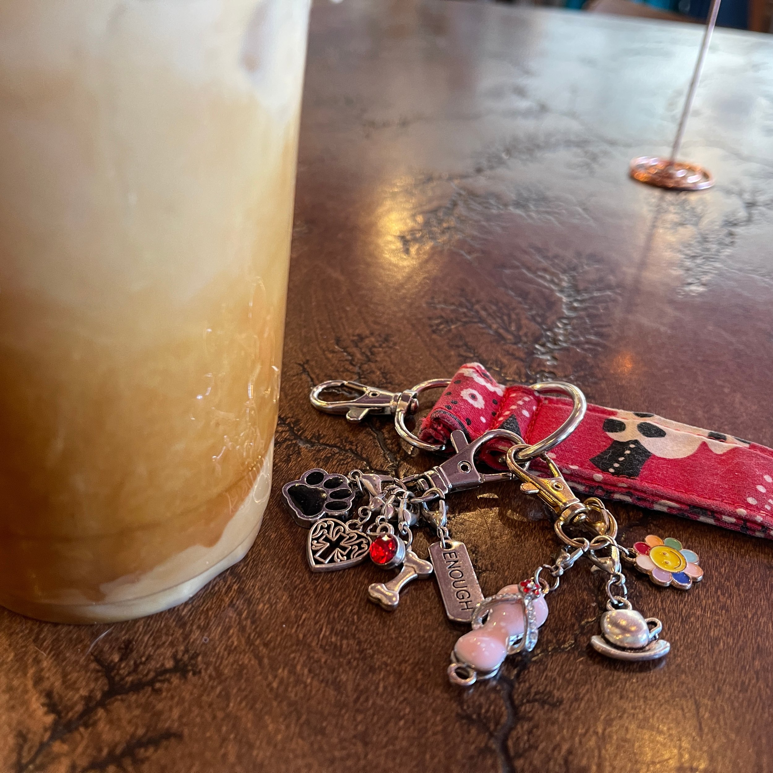 Kimmi Jo - Vendita all'ingrosso Portachiavi - Donna - Portachiavi da polso verde mimetico con ciondolo a nappina e barra porta-ciondoli8