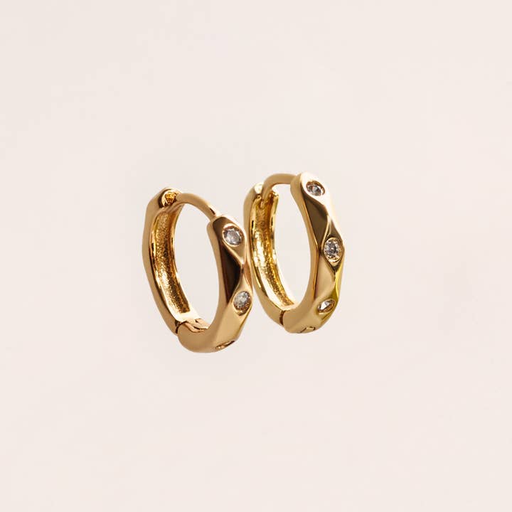 NISÍ - Wholesale Huggie Earrings - Dainty Diamond Huggies