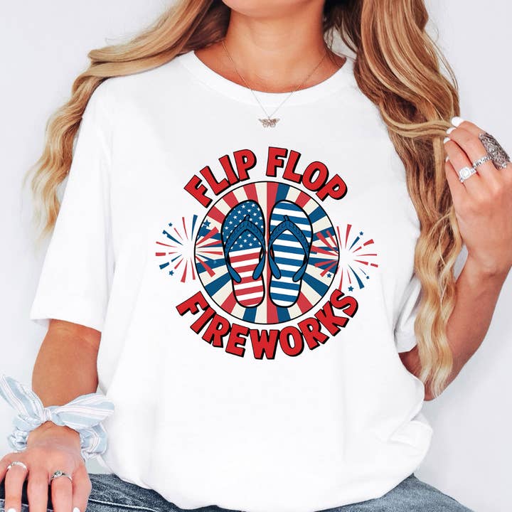 Maglietta Grafica Fuochi d'Artificio Infradito 4 Luglio per la vendita all'ingrosso da parte di Happy Mail Wholesale