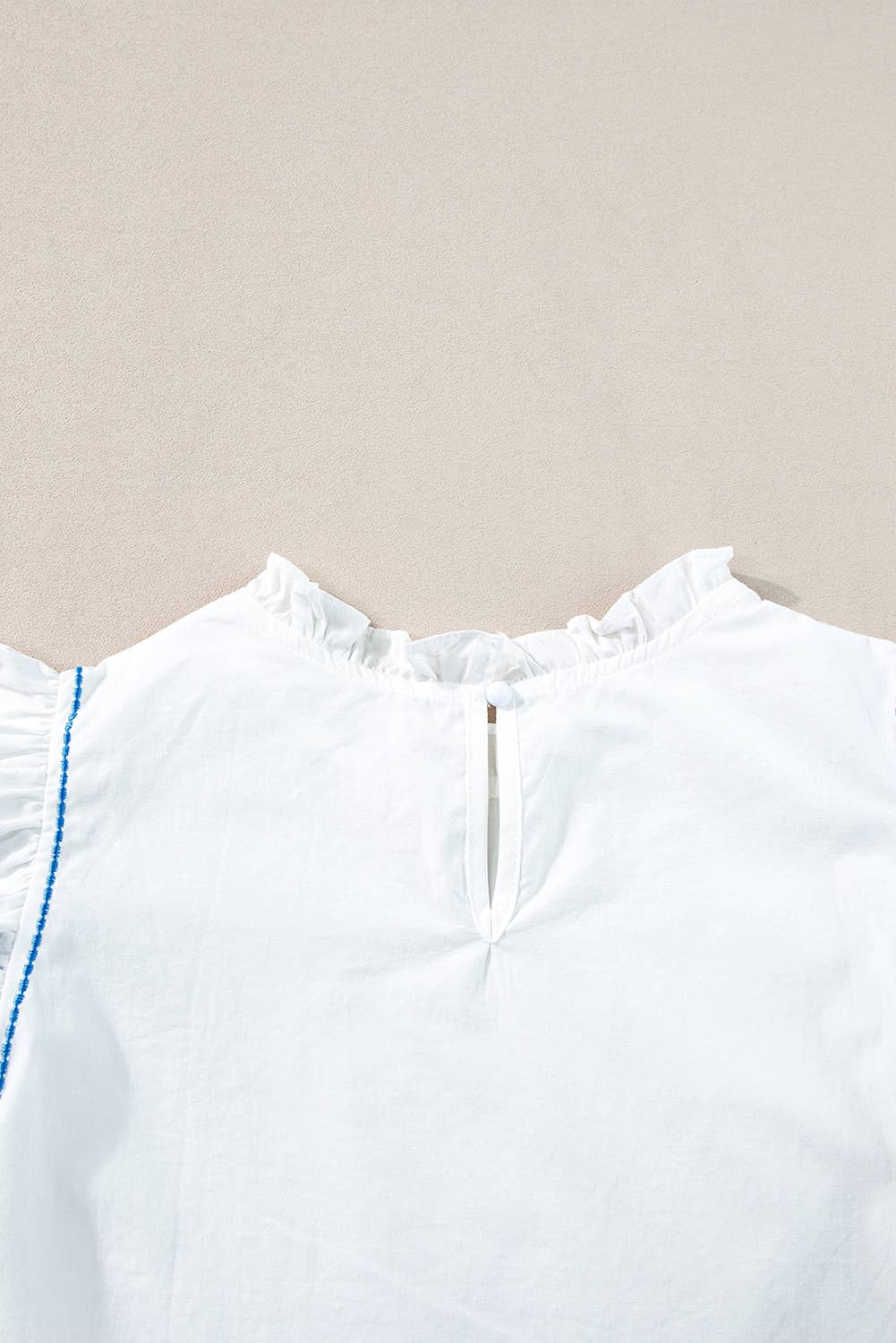 Blanc Blouse brodée à manches volantées et col volanté en vente sur Faire3