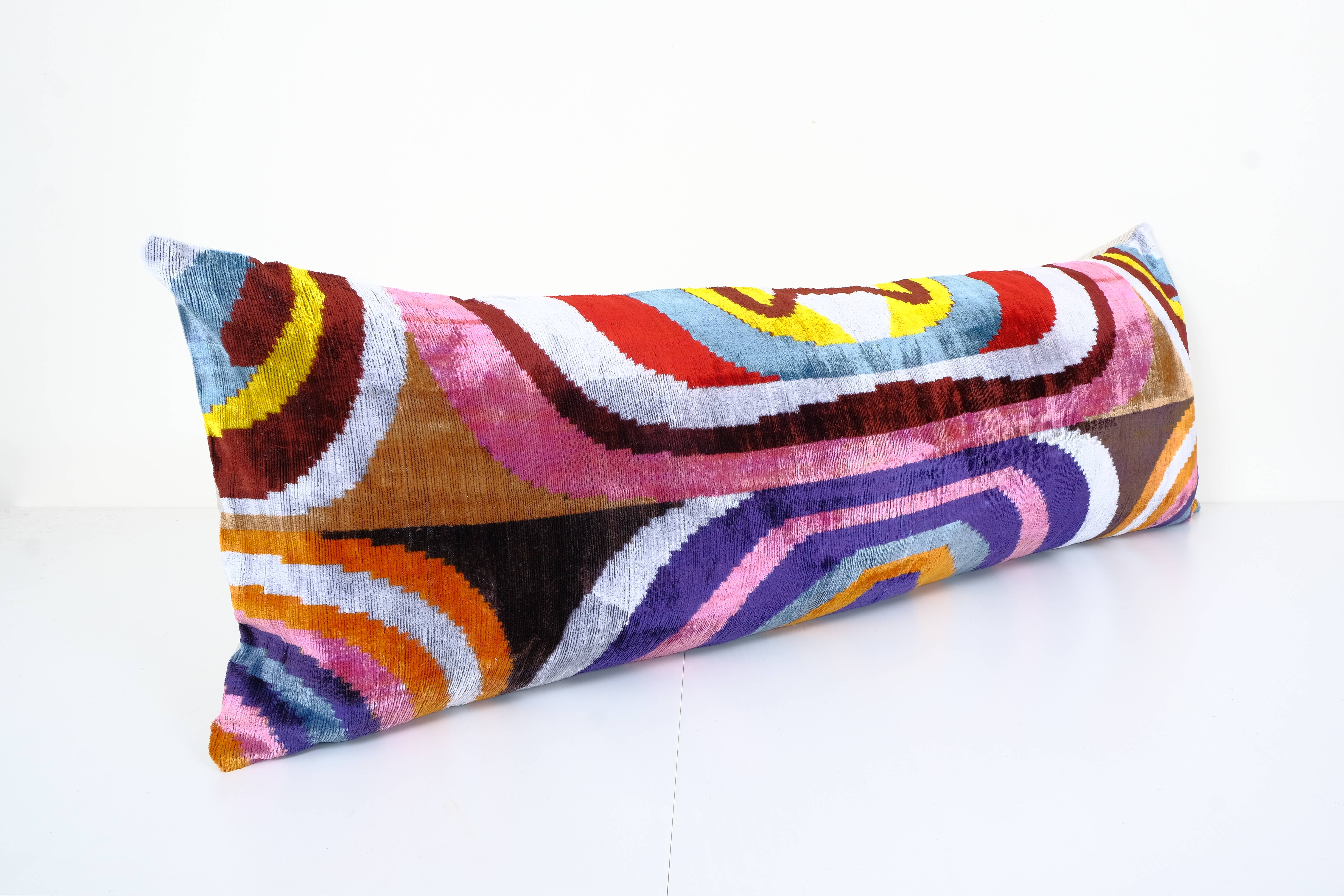Vintage Pillows Store – Großhandel Lendenkissen – Seidener Ikat Samt Kissenbezug, Extra Langes Ikat Lendenkissen aus Seide2
