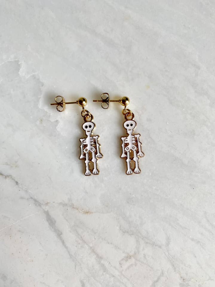 Gruselige Skelett-Ohrstecker • Hexenhafte Halloween-Charme-Ohrstecker für den Großhandel von Salt & Pine
