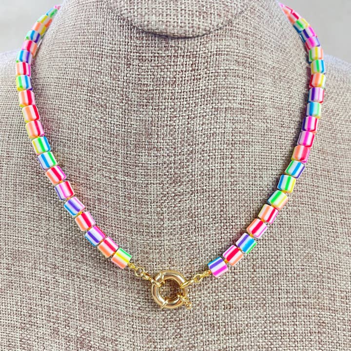 Collana annodata a mano con perline in argilla polimerica a righe Mira// per la vendita all'ingrosso da parte di Ewelina Pas Jewelry