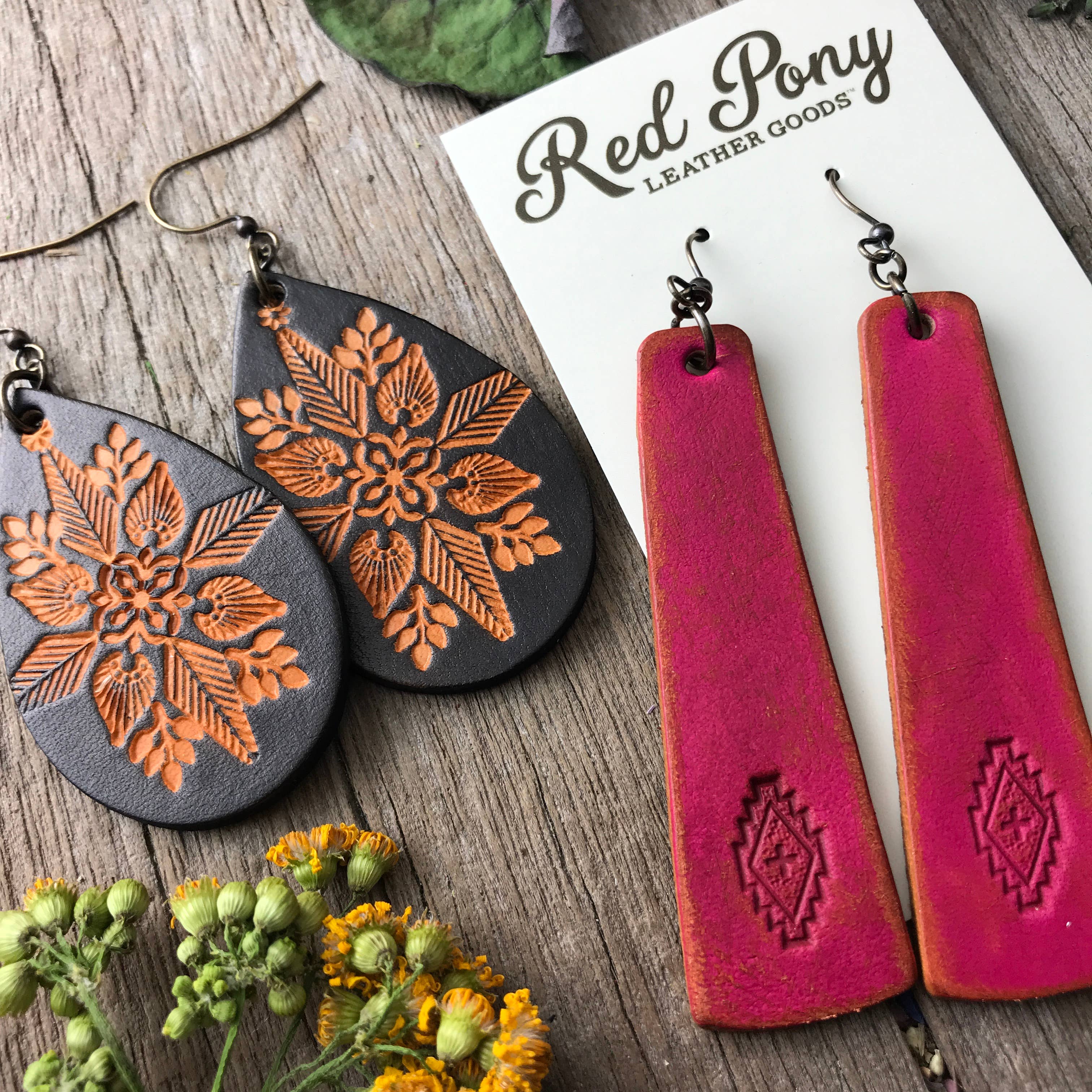 Red Pony Leather Goods – Engroshandel Hængeøreringe og creoløreringe – Håndværktøj Mandala læder øreringe i lyse farver4