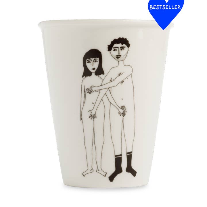 Porcelænskop med illustration af et nøgent par af helen b for engroshandel hos helen b