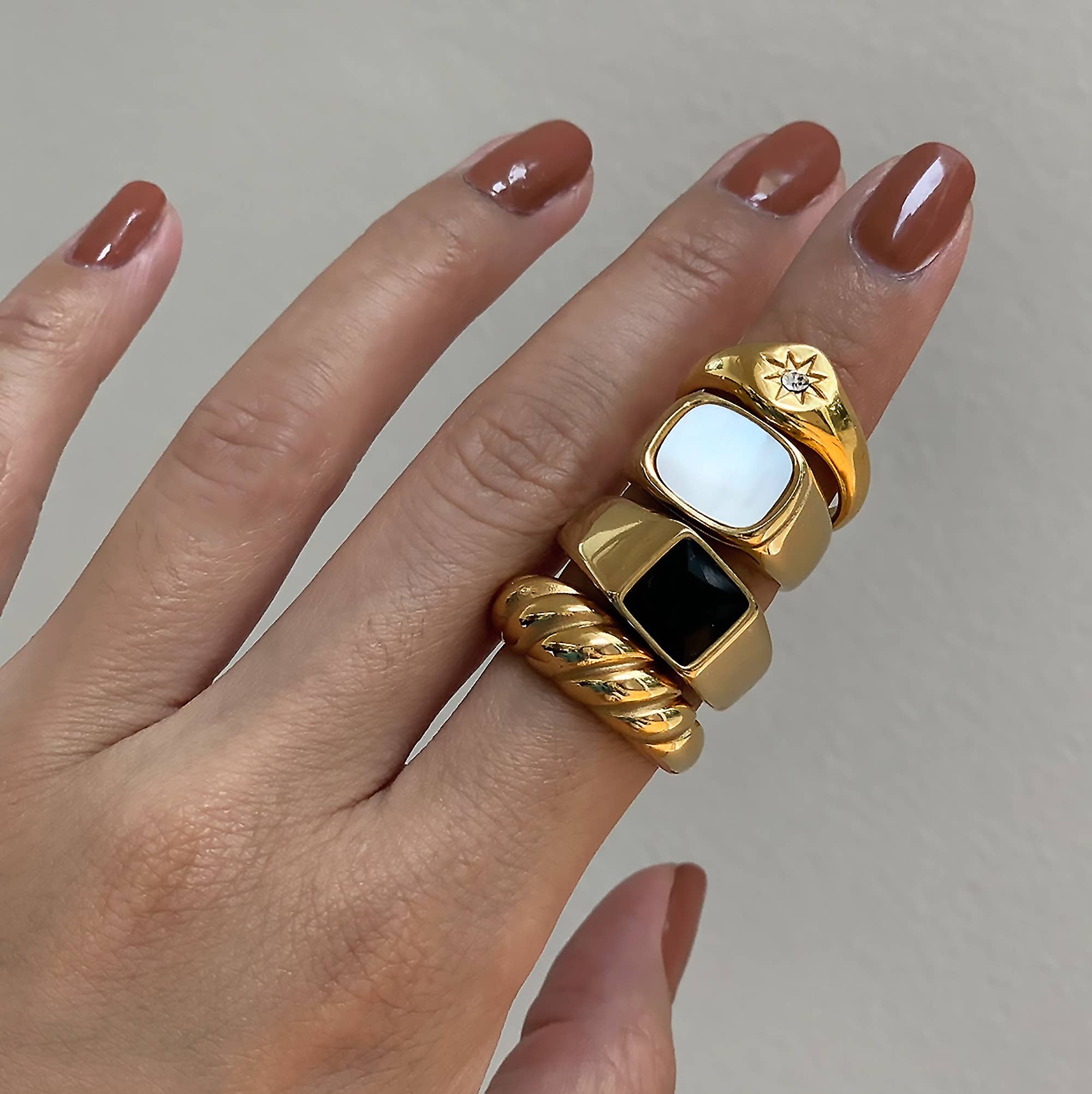 MAI DESIREE - Wholesale Signet Ring - AUGUST GOLD STARBURST SIGNET RING3