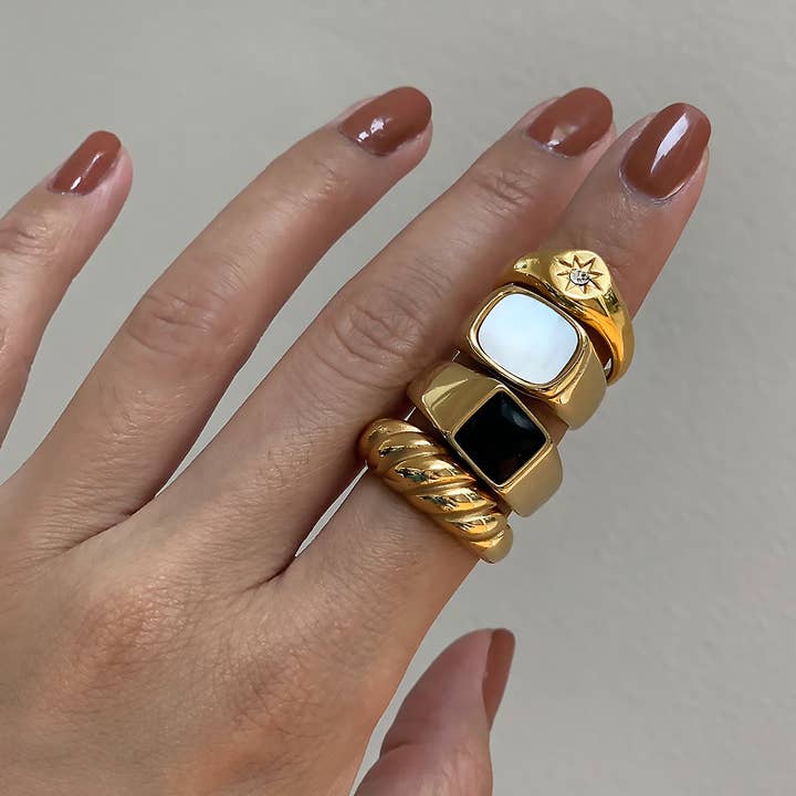 MAI DESIREE - Wholesale Signet Ring - AUGUST GOLD STARBURST SIGNET RING3