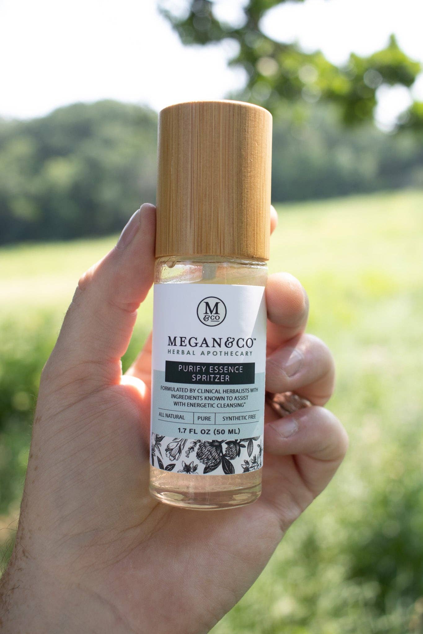 MEGAN & CO. Herbal Apothecary - Vendita all'ingrosso Spray per tessuti e ambienti - Purify Spritzer (50mL) – Un Detergente Energetico3