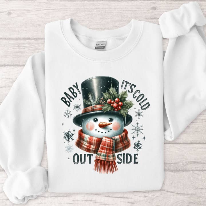 Sweat-shirt de Noël Baby It's Cold Outside pour la vente par Londas Tees and Tumblers