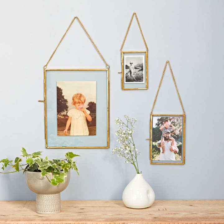 Cadre photo suspendu en verre finition laiton antique Dia Gold pour la vente par The Paper High Gift Company Limited