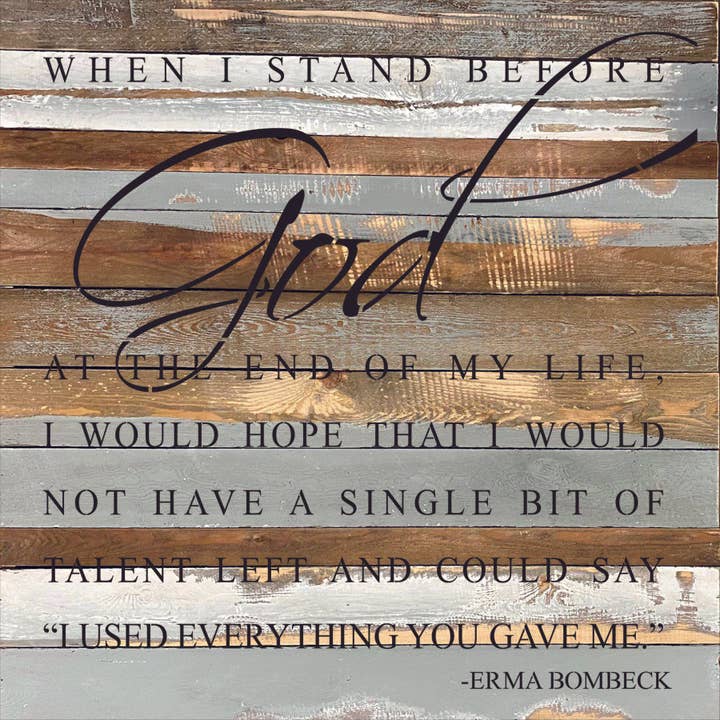 Lorsque je me présenterai devant Dieu à la fin de ma vie, j'espère ne plus avoir le moindre talent et pouvoir dire « j'ai utilisé tout ce que tu m'as donné ». ~Erma Bombeck/Panneau en bois récupéré de 28 po x 28 po pour la vente par Second Nature by Hand