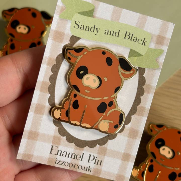 Oxford Sandy and Black Pig Emalje Pin for engroshandel hos izzoo