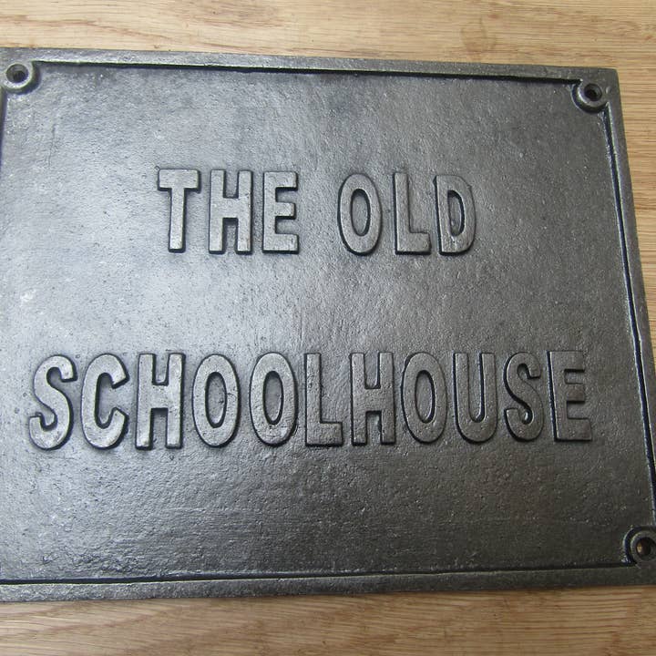 IronmongeryWorld - Vendita all'ingrosso Targa da parete - Targa in ghisa The Old School House