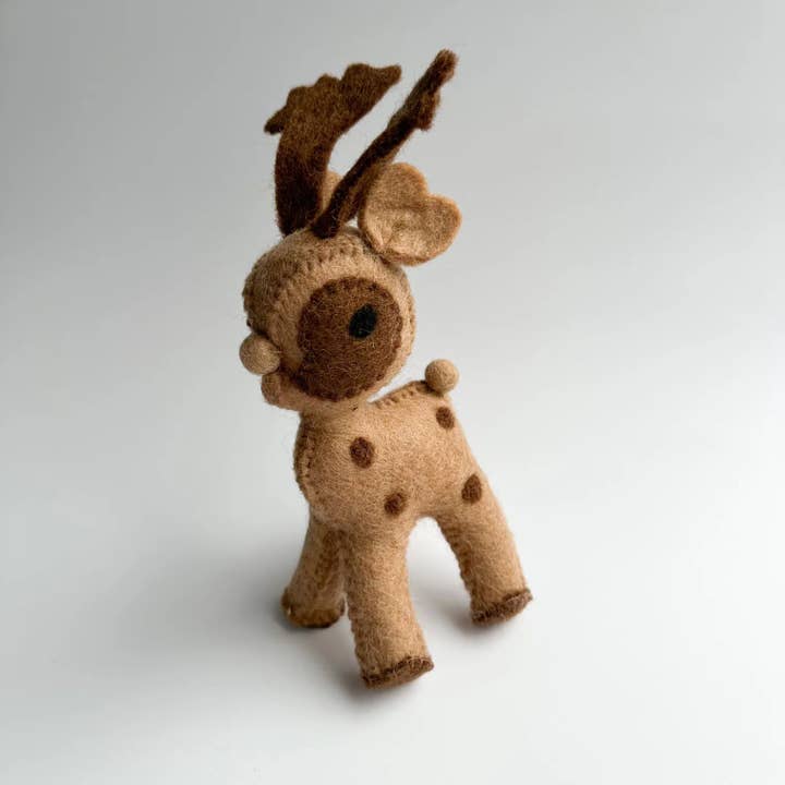 Una grande renna in feltro in piedi per la vendita all'ingrosso da parte di Sewing Seeds Play