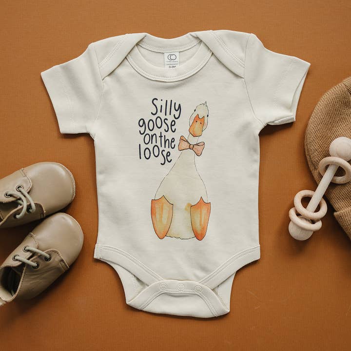 Skør Gås på Fri Fod Butterfly Økologisk Babybody for engroshandel hos Urban Baby Co.