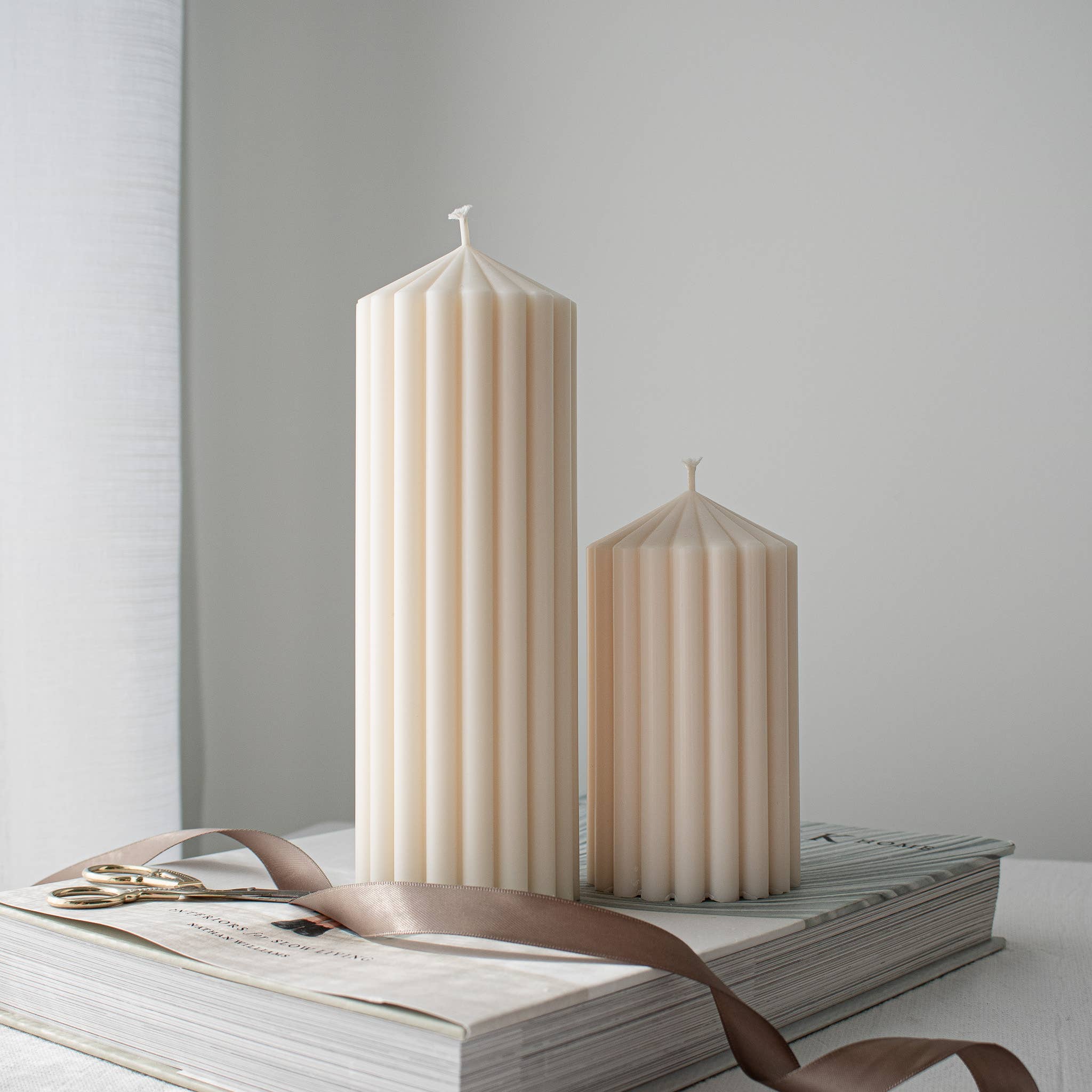 Glowing Harmony Candle Co - Vendita all'ingrosso Candele a colonna - Candela a Colonna Rigata, Eleganti Candele in Cera di Soia