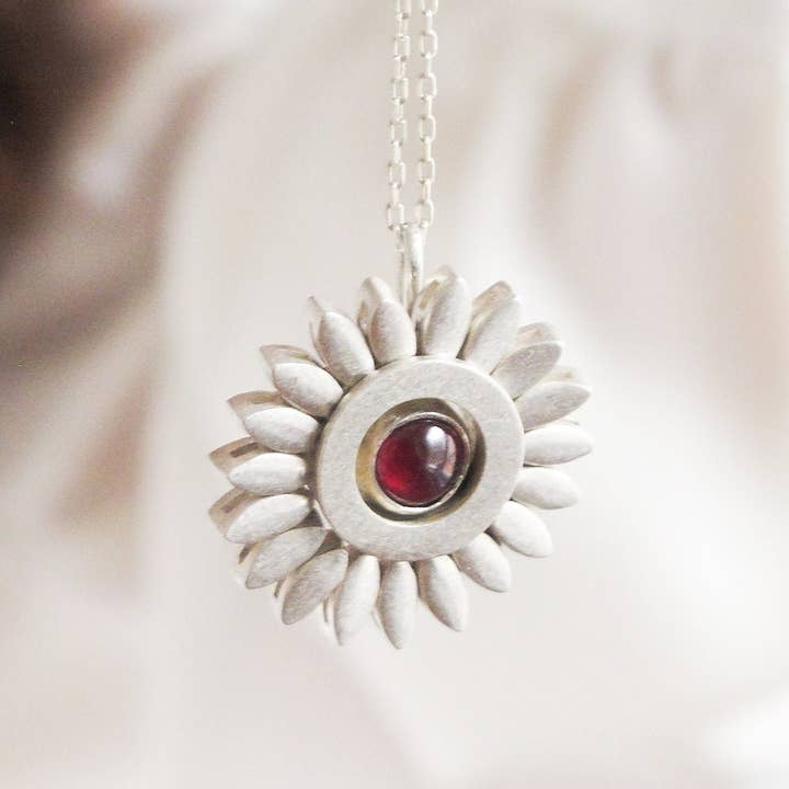 Zonnebloem spinner ketting met granaat voor wholesale door idiliusjewelry