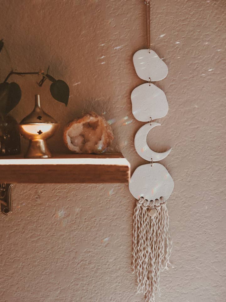 Capricciosa decorazione da parete in argilla a forma di mezzaluna con frange per la vendita all'ingrosso da parte di Rooted Reverie